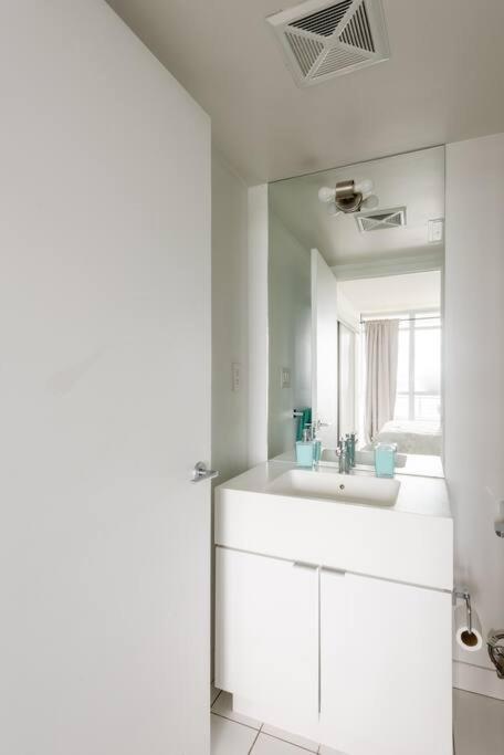Stylish Downtown Lakeview Condo - One Free Parking Toronto Exteriör bild