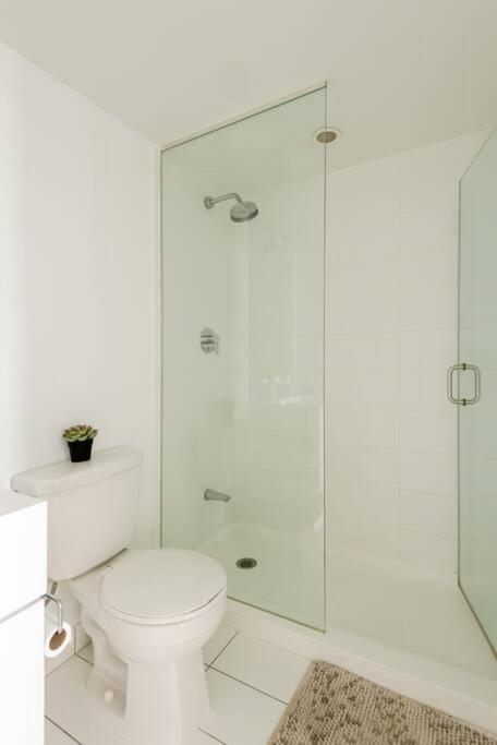 Stylish Downtown Lakeview Condo - One Free Parking Toronto Exteriör bild