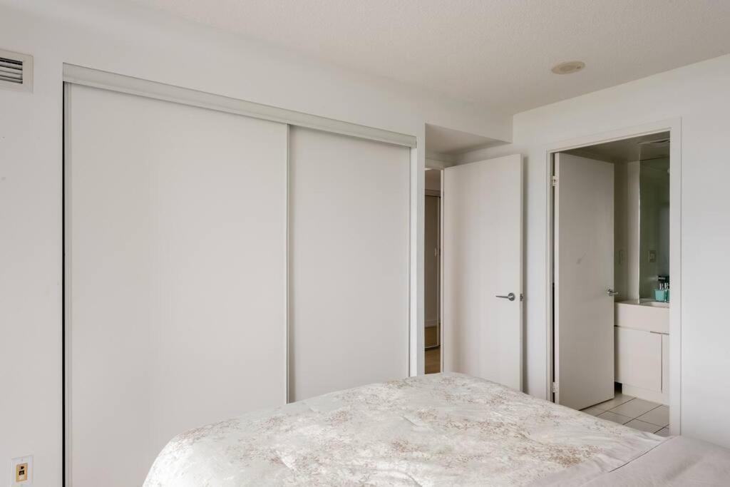 Stylish Downtown Lakeview Condo - One Free Parking Toronto Exteriör bild