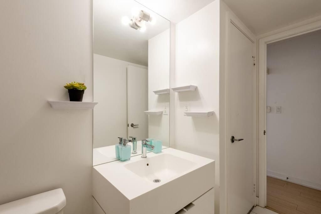 Stylish Downtown Lakeview Condo - One Free Parking Toronto Exteriör bild