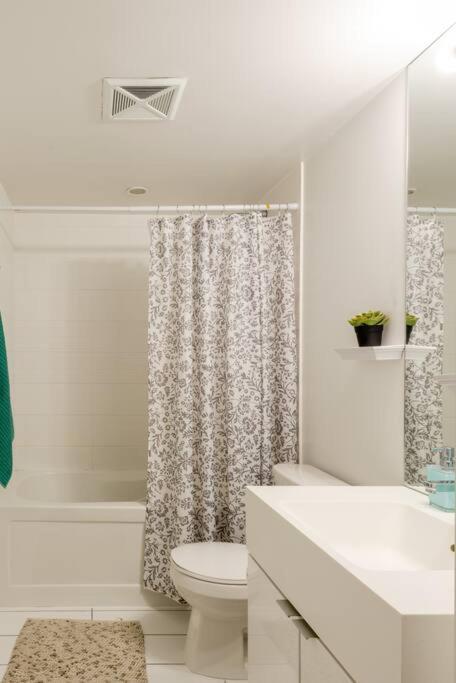 Stylish Downtown Lakeview Condo - One Free Parking Toronto Exteriör bild