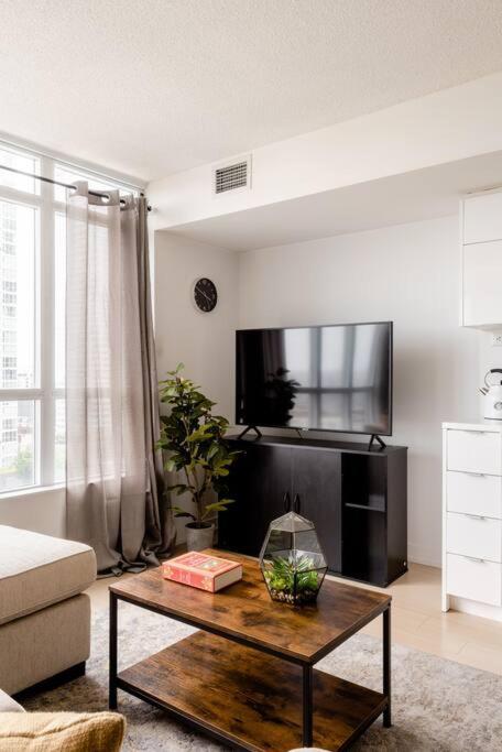 Stylish Downtown Lakeview Condo - One Free Parking Toronto Exteriör bild