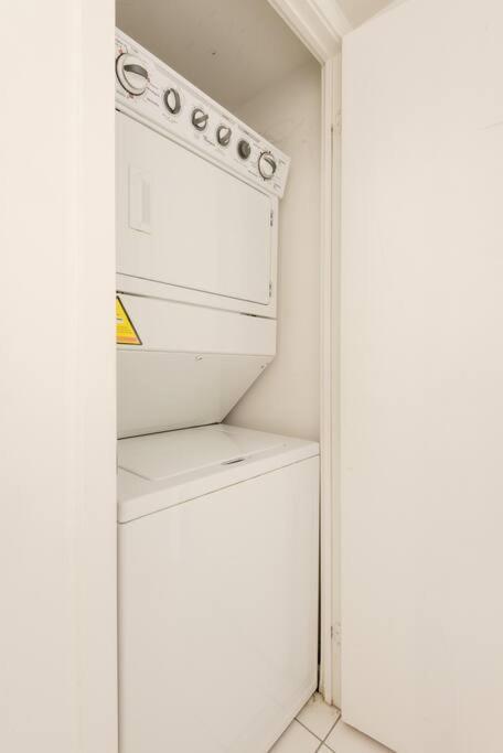 Stylish Downtown Lakeview Condo - One Free Parking Toronto Exteriör bild