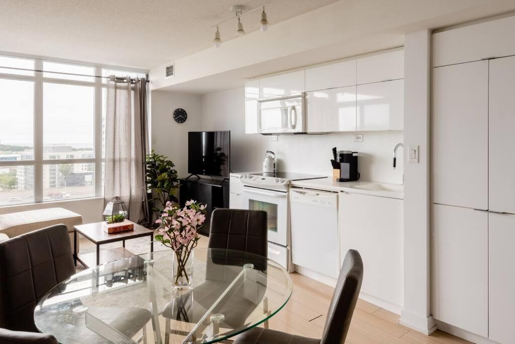 Stylish Downtown Lakeview Condo - One Free Parking Toronto Exteriör bild