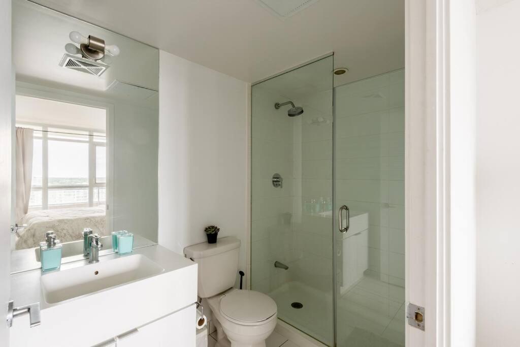 Stylish Downtown Lakeview Condo - One Free Parking Toronto Exteriör bild