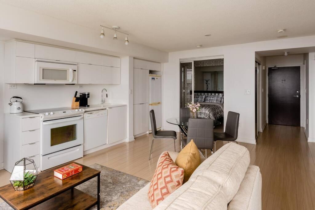 Stylish Downtown Lakeview Condo - One Free Parking Toronto Exteriör bild