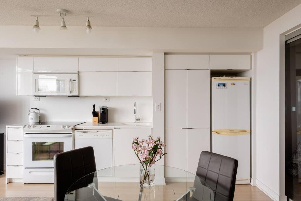 Stylish Downtown Lakeview Condo - One Free Parking Toronto Exteriör bild