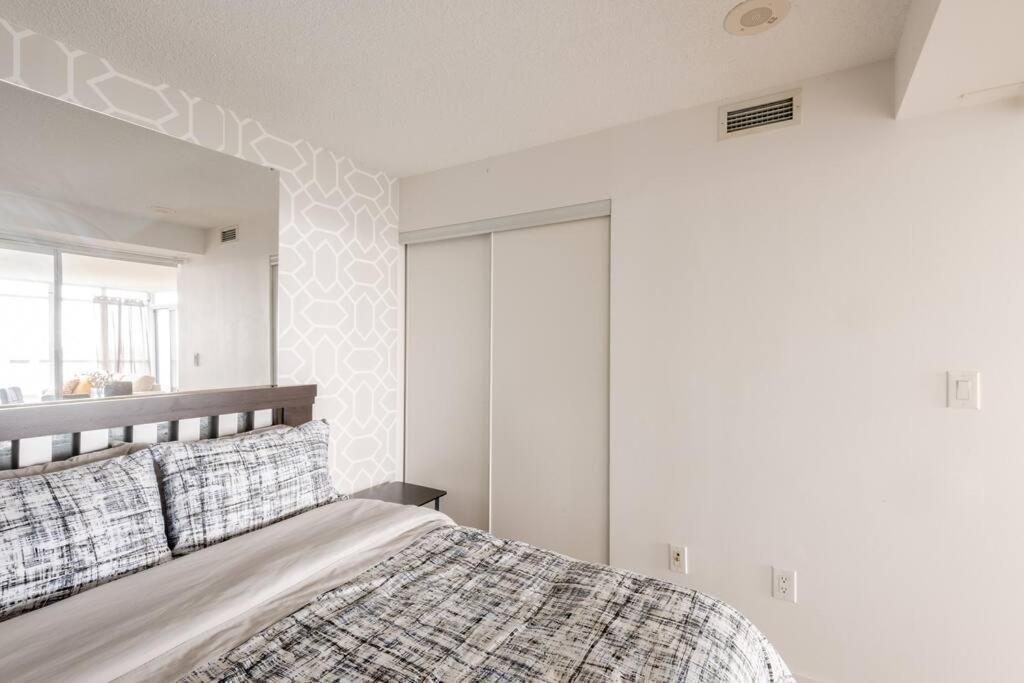 Stylish Downtown Lakeview Condo - One Free Parking Toronto Exteriör bild