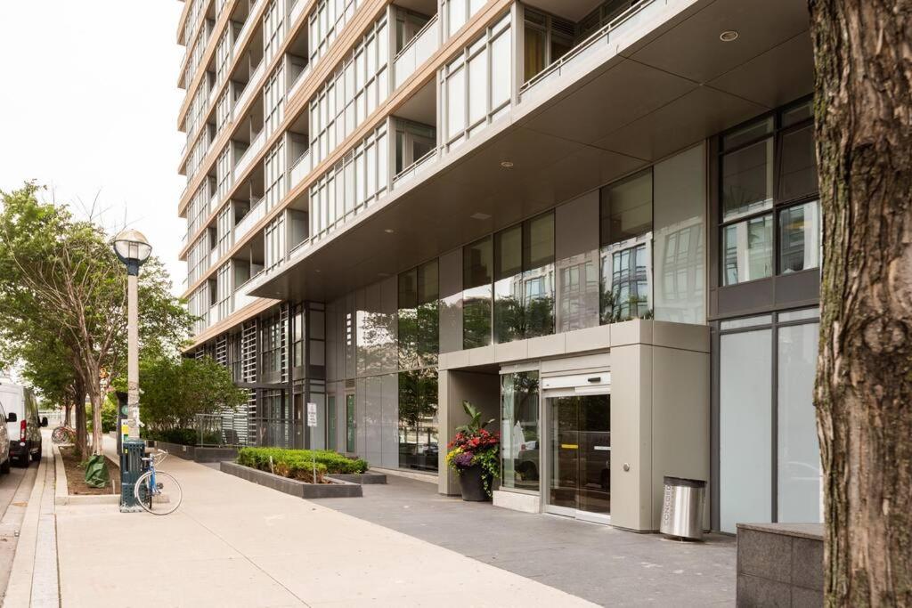 Stylish Downtown Lakeview Condo - One Free Parking Toronto Exteriör bild