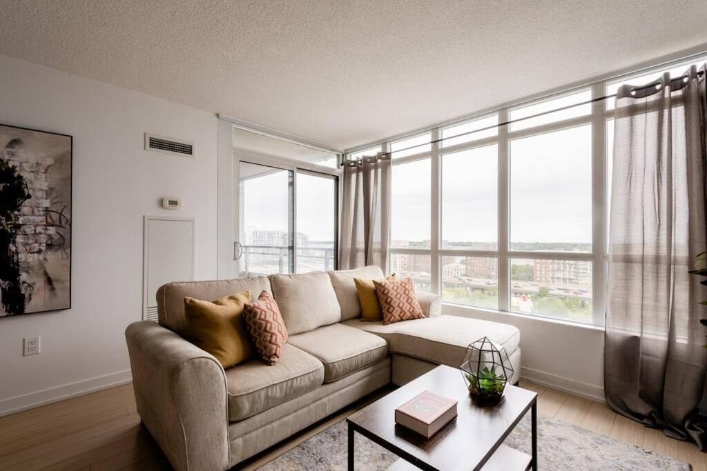 Stylish Downtown Lakeview Condo - One Free Parking Toronto Exteriör bild