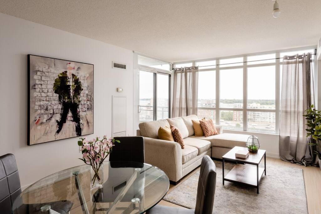 Stylish Downtown Lakeview Condo - One Free Parking Toronto Exteriör bild