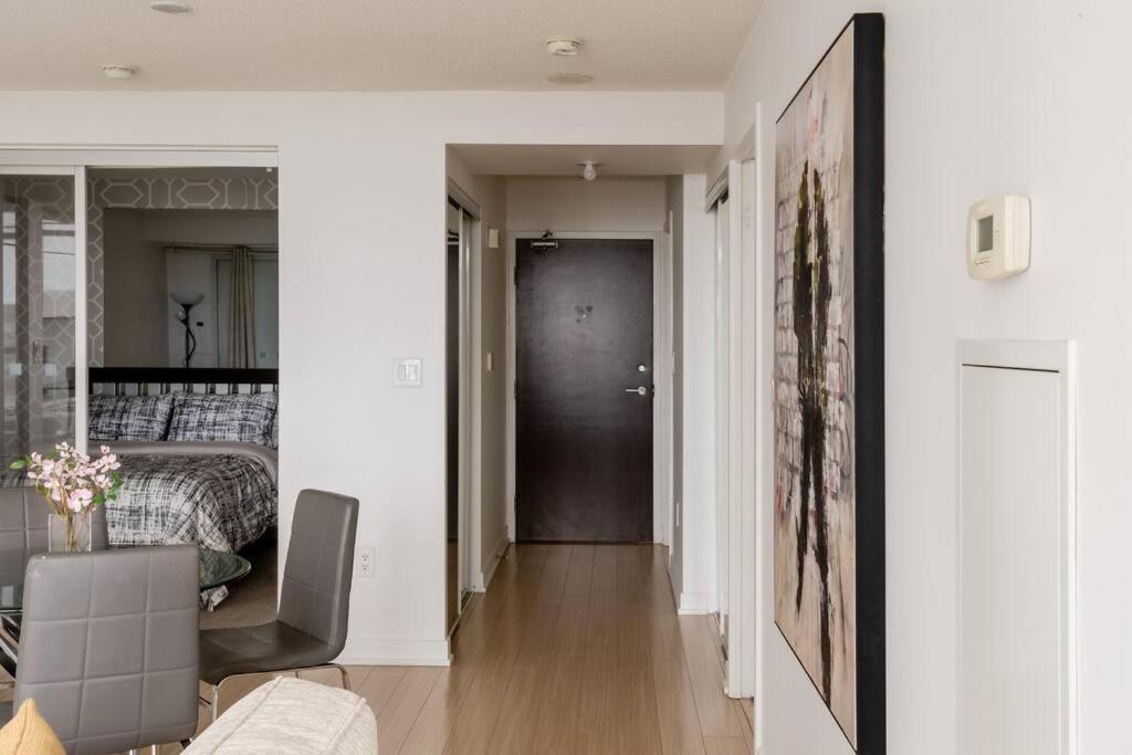 Stylish Downtown Lakeview Condo - One Free Parking Toronto Exteriör bild
