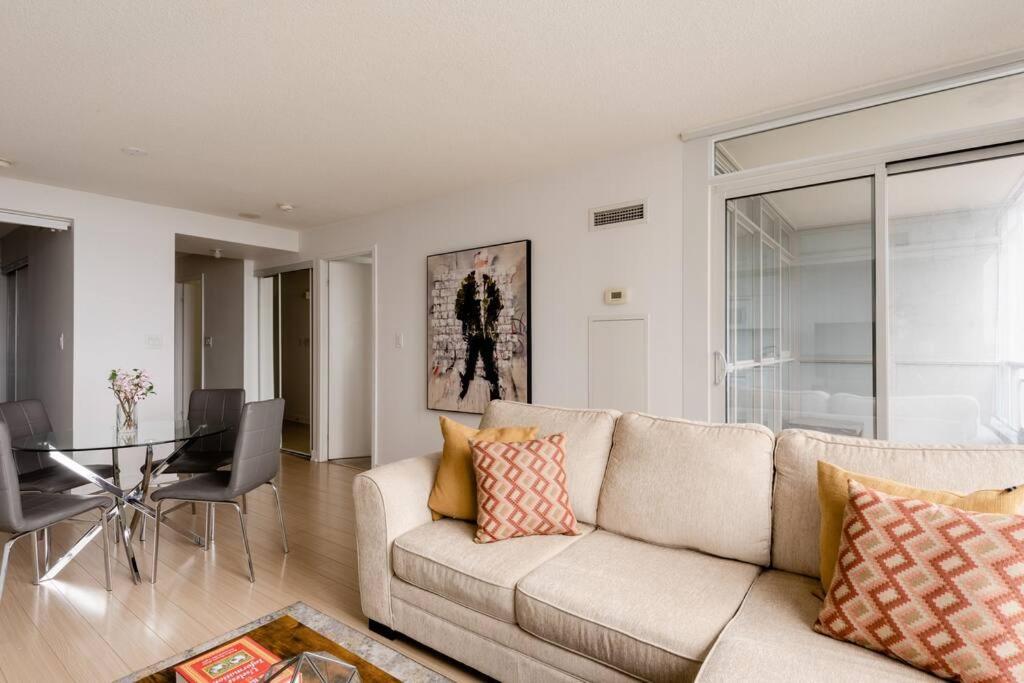 Stylish Downtown Lakeview Condo - One Free Parking Toronto Exteriör bild