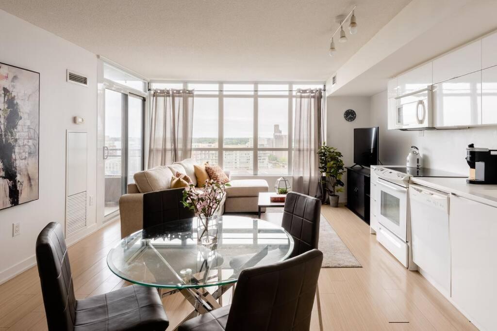 Stylish Downtown Lakeview Condo - One Free Parking Toronto Exteriör bild