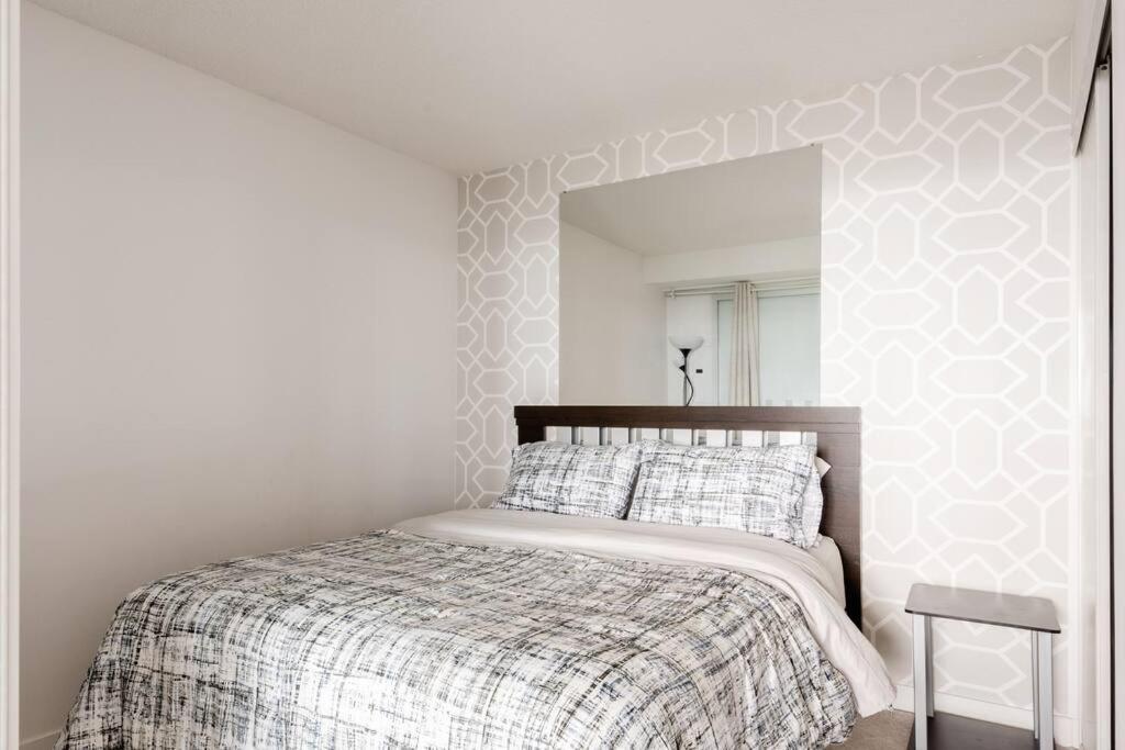 Stylish Downtown Lakeview Condo - One Free Parking Toronto Exteriör bild