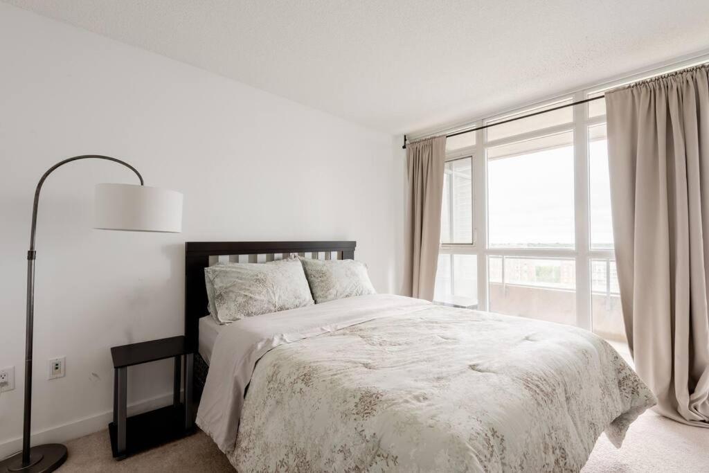 Stylish Downtown Lakeview Condo - One Free Parking Toronto Exteriör bild