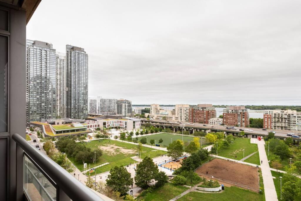 Stylish Downtown Lakeview Condo - One Free Parking Toronto Exteriör bild